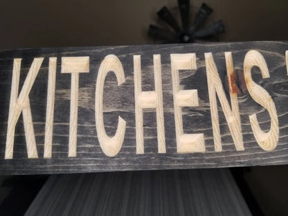 Personalized kitchen wall decor with a heartwarming family quote.
